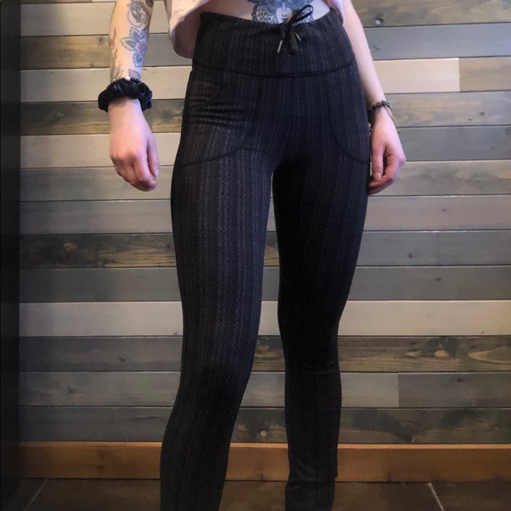 Black patterned high waisted lulu’s size 6